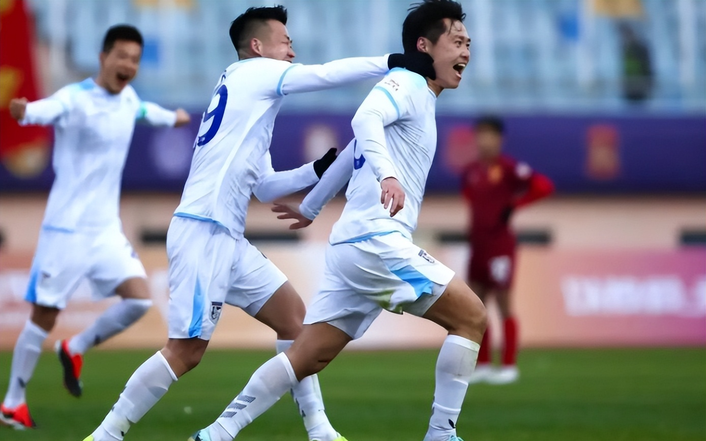 足球擂台上再掀激情,球员实力对决拼搏争胜 足球擂台上再掀激情,球员实力对决拼搏争胜