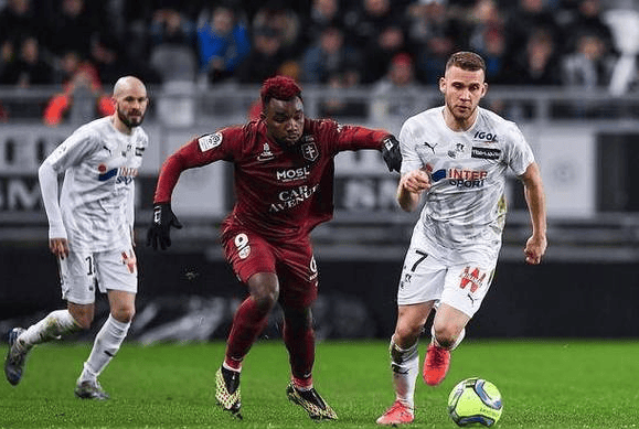 包含亚眠抓住机会，球队逐渐崭露头角的词条