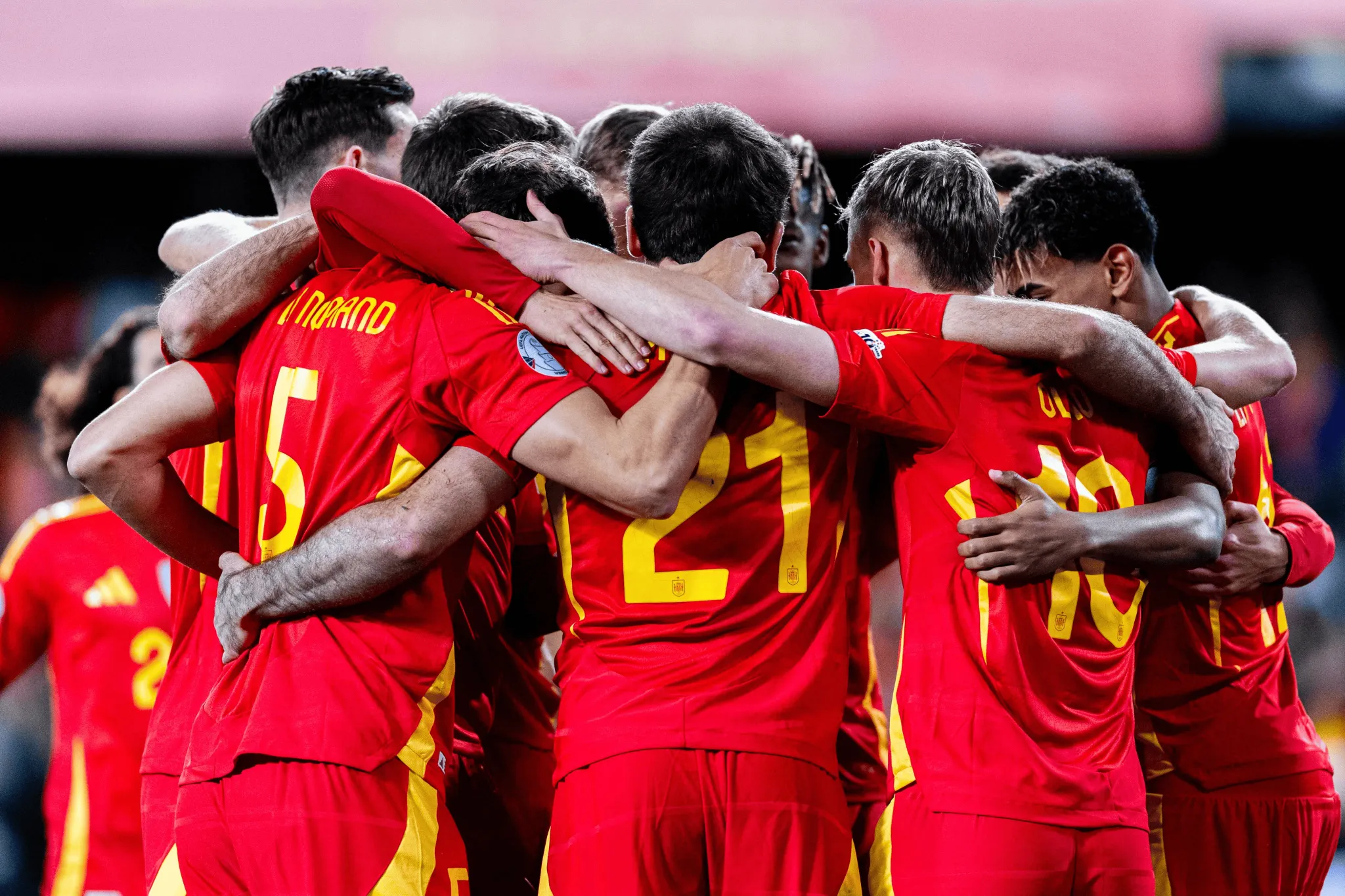 开云足球直播-荷兰瑞士硬仗不断，欧洲预选赛赛况扣人心弦