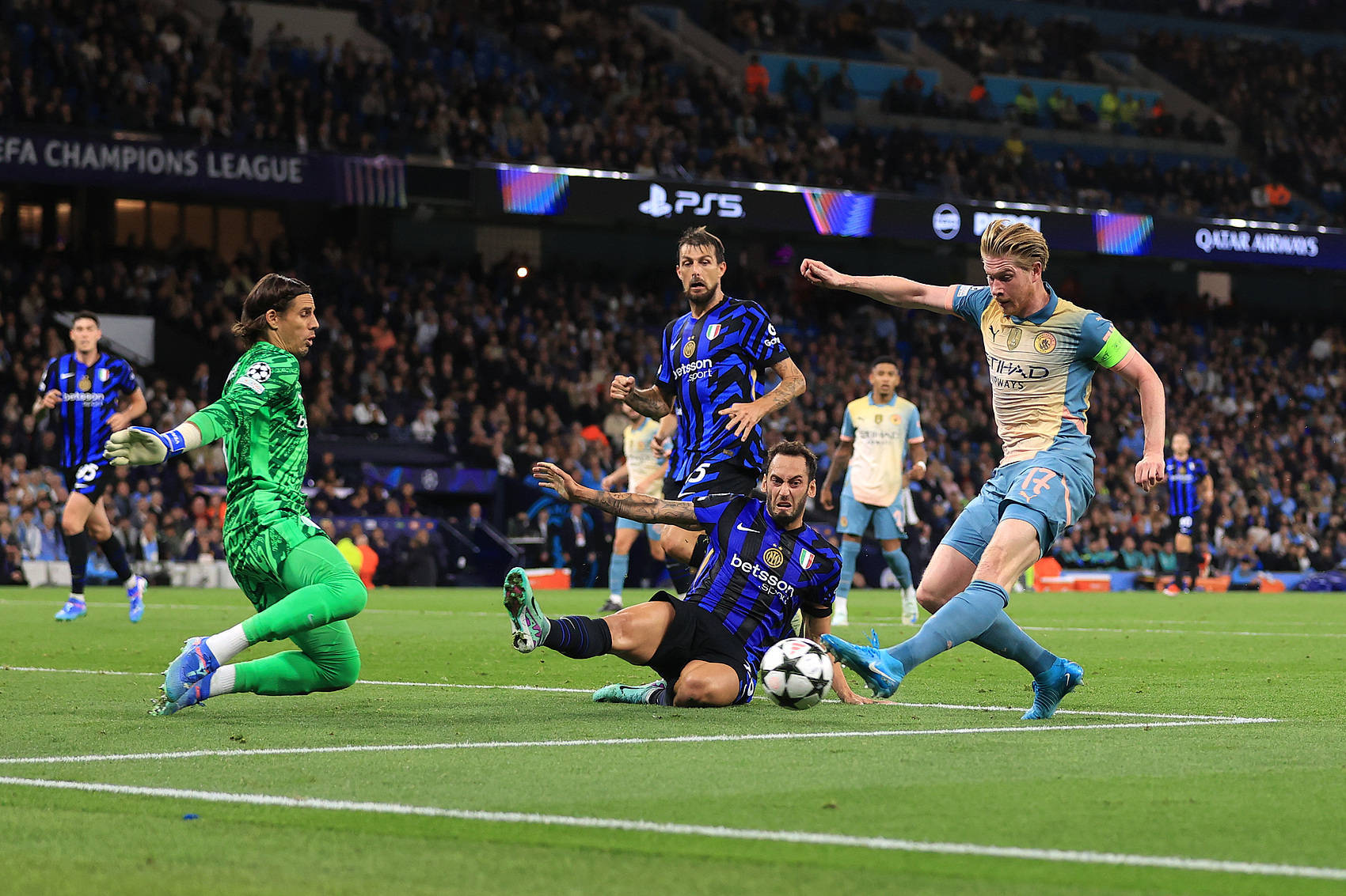 包含曼城面对挑战，追求欧冠突破机会的词条